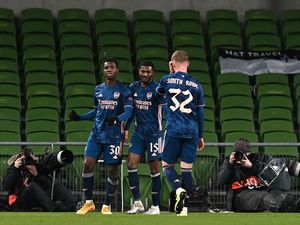 Arsenal Sempurna di Liga Europa, Butut di Liga Inggris