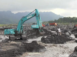 Tanggul Banjir Lahar Dingin Gunung Semeru Jebol, Warga Alihkan Arus Sungai