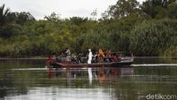 Begini Sensasi Naik Perahu Rakit Seberangi Sungai Sambas