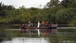 Begini Sensasi Naik Perahu Rakit Seberangi Sungai Sambas