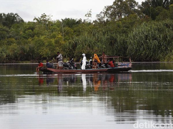 Begini Sensasi Naik Perahu Rakit Seberangi Sungai Sambas