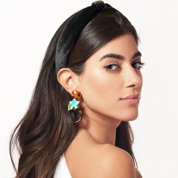 Black velvet/pinterest.com/lelesadoughi Tidak perlu memakan waktu banyak, namun tetap membuat rambut tertata rapi dan cantik.