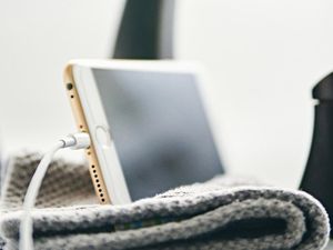 Sekilas Sejarah Port Lighting yang Ikonik dari iPhone