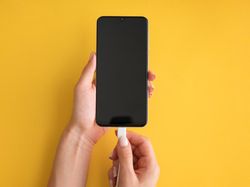 Sering Biarkan Charger Nancep di Stopkontak? Ini Bahaya yang Mengintai