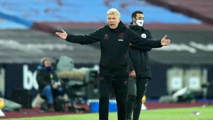 LONDON, ENGLAND - DECEMBER 05: David Moyes, Manager of West Ham United reacts during the Premier League match between West Ham United and Manchester United at London Stadium on December 05, 2020 in London, England. A limited number of fans are welcomed back to stadiums to watch elite football across England. This was following easing of restrictions on spectators in tiers one and two areas only. (Photo by Adam Davy - Pool/Getty Images)