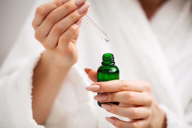 Bagi kalian yang belum menggunakan serum yang bergizi dan kaya antioksidan setiap hari, mulai dari sekarang coba gunakan secara rutin.