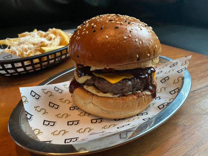 Gurih Juicy Burger Al Capone Dan Chook Knight Dari Bali Ada Di Sini Gurih Juicy Burger Al Capone dan Chook Knight dari Bali Ada di Sini Gurih Juicy Burger Al Capone Dan Chook Knight Dari Bali Ada Di Sini