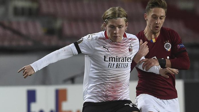 Sparta Prahas Czech midfielder Tomas Wiesner (R) and AC Milans Norwegian midfielder Jens Petter Hauge vie for the ball during the UEFA Europa League Group H football match between Sparta Prague and AC Milan in Prague on December 10, 2020. (Photo by Michal Cizek / AFP)