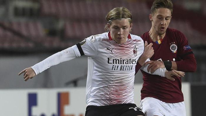 jens petter hauge ac milan liga europa Sparta Prahas Czech midfielder Tomas Wiesner (R) and AC Milans Norwegian midfielder Jens Petter Hauge vie for the ball during the UEFA Europa League Group H football match between Sparta Prague and AC Milan in Prague on December 10, 2020. (Photo by Michal Cizek / AFP)