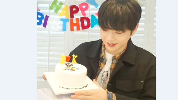 Bertambah Usia, Ini Pose Menggemaskan Kang Daniel dengan Kue Ulang Tahun