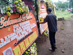 Saling Klaim Menang, 2 Paslon Pilbup Pangandaran Terima Karangan Bunga