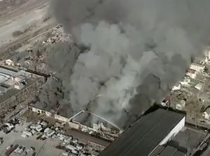 Kebakaran Dahsyat di Chicago Hanguskan Gudang Onderdil Mobil