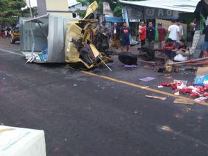 Truk Boks Tabrak Pembatas Jembatan Jalur Madiun-Ponorogo hingga Ringsek