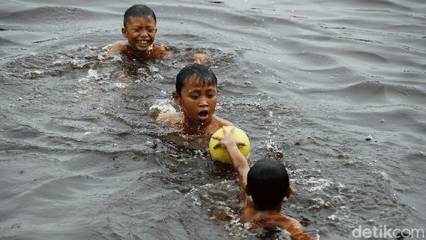 Potret Keceriaan Anak Pesisir Pantai Bantanan Saat Main Bola