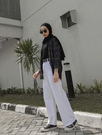 Mix And Match Outfit Hijab Dengan Kemeja Kotak-kotak, Stunning Abis!