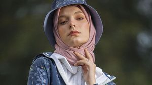 10 Koleksi Busana Muslim Ria Miranda Bergaya Klasik Hingga Tema Liburan