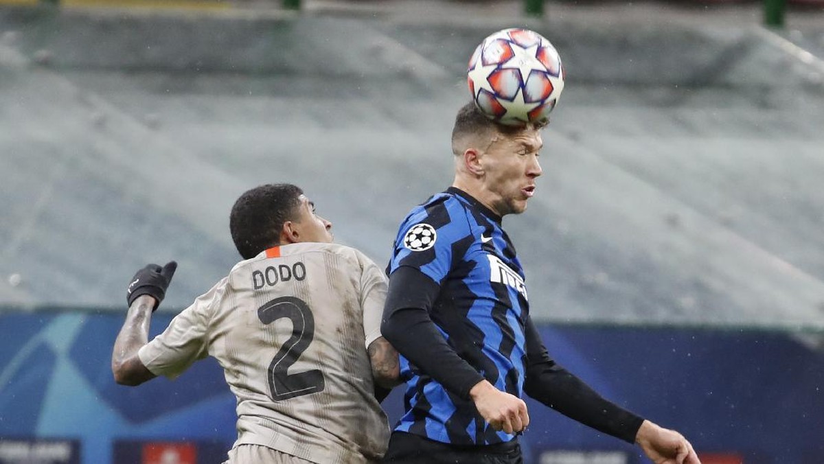 Ivan Perisic duel udara dengan pemain Shakhtar Donetsk. (Foto: AP/Antonio Calanni)