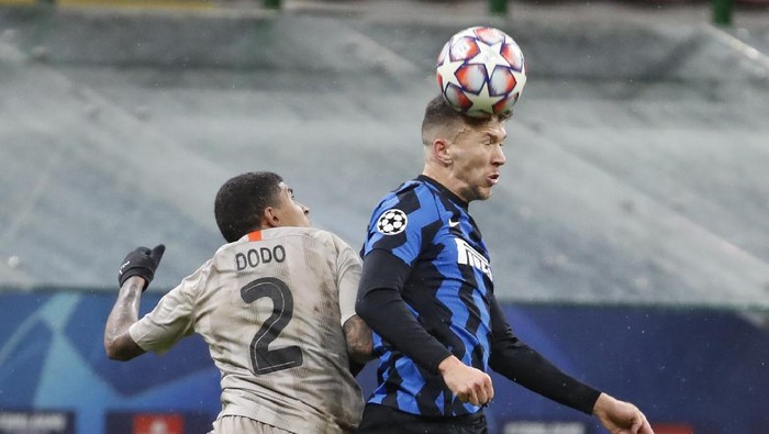 Inter Milans Ivan Perisic heads the ball flanked by Shakhtars Dodo during the Champions League group B soccer match between Inter Milan and Shakhtar Donetsk at the San Siro stadium in Milan, Italy, Wednesday, Dec. 9, 2020. (AP Photo/Antonio Calanni)