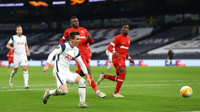 Liga Europa LONDON, ENGLAND - DECEMBER 10: Giovani Lo Celso of Tottenham Hotspur scores their teams second goal during the UEFA Europa League Group J stage match between Tottenham Hotspur and Royal Antwerp at Tottenham Hotspur Stadium on December 10, 2020 in London, England. A limited number of fans (2000) are welcomed back to stadiums to watch elite football across England. This was following easing of restrictions on spectators in tiers one and two areas only. (Photo by Julian Finney/Getty Images)