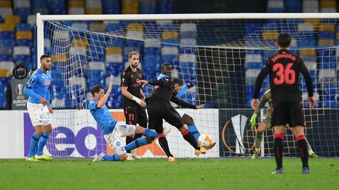 NAPLES, ITALY - DECEMBER 10: Willian Jose of Real Sociedad scores his sides 1st goal during the UEFA Europa League Group F stage match between SSC Napoli and Real Sociedad at Stadio Diego Armando Maradona on December 10, 2020 in Naples, Italy. Sporting stadiums around Italy remain under strict restrictions due to the Coronavirus Pandemic as Government social distancing laws prohibit fans inside venues resulting in games being played behind closed doors. (Photo by Francesco Pecoraro/Getty Images)