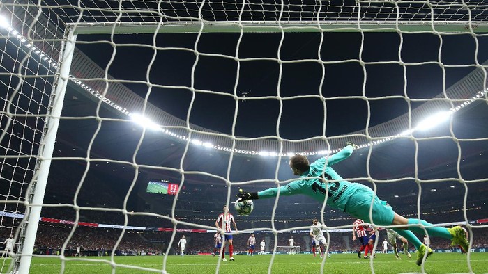 MADRID, SPAIN - SEPTEMBER 28: Jan Oblak of Atletico Madrid makes a save during the Liga match between Club Atletico de Madrid and Real Madrid CF at Wanda Metropolitano on September 28, 2019 in Madrid, Spain. (Photo by Angel Martinez/Getty Images)