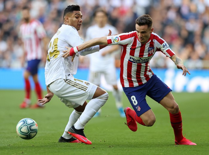 MADRID, SPAIN - FEBRUARY 01: Saul Niguez of Atletico de Madrid competes with Casemiro of Real Madrid during the Liga match between Real Madrid CF and Club Atletico de Madrid at Estadio Santiago Bernabeu on February 01, 2020 in Madrid, Spain. (Photo by Angel Martinez/Getty Images)