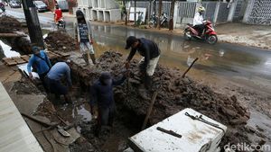 Masuk Musim Hujan, Saluran Air di Pinang Ranti Dibenahi