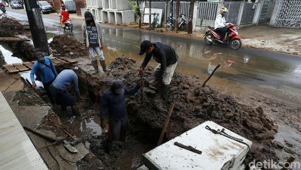 Masuk Musim Hujan, Saluran Air di Pinang Ranti Dibenahi