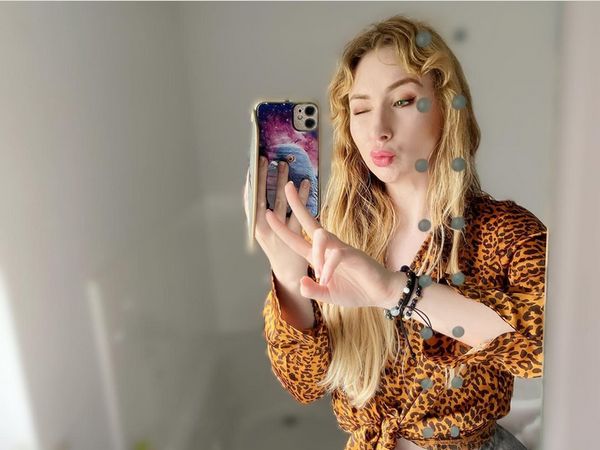 Foto Wanita yang Jadi Sensasi karena Jualan Underwear Bekas Pakai