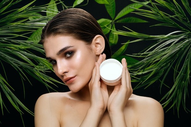 Setelah membersihkan wajah dan mengoleskan serum, kamu bisa oleskan moisturizer favorit kamu