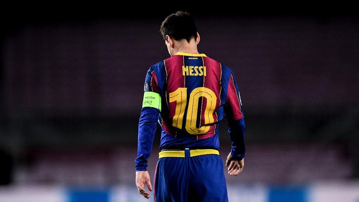 BARCELONA, SPAIN - DECEMBER 08: Lionel Messi of FC Barcelona shows his dejection during the UEFA Champions League Group G stage match between FC Barcelona and Juventus at Camp Nou on December 08, 2020 in Barcelona, Spain. Sporting stadiums around Spain remain under strict restrictions due to the Coronavirus Pandemic as Government social distancing laws prohibit fans inside venues resulting in games being played behind closed doors. (Photo by David Ramos/Getty Images)