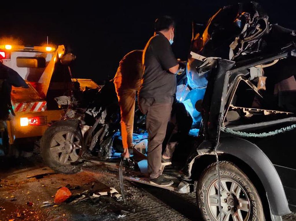 Minibus Tabrak Truk di Jalan Tol Medan-Tebing Tinggi, 1 Orang Tewas Minibus Tabrak Truk di Jalan Tol Medan-Tebing Tinggi, 1 Orang Tewas