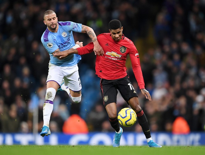 MANCHESTER, ENGLAND - DECEMBER 07: Marcus Rashford of Manchester United is held back by Kyle Walker of Manchester City during the Premier League match between Manchester City and Manchester United at Etihad Stadium on December 07, 2019 in Manchester, United Kingdom. (Photo by Laurence Griffiths/Getty Images)