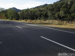 Sebelum Jalan Dibangun, Warga Aruk Mau ke Pasar Nginap di Hutan