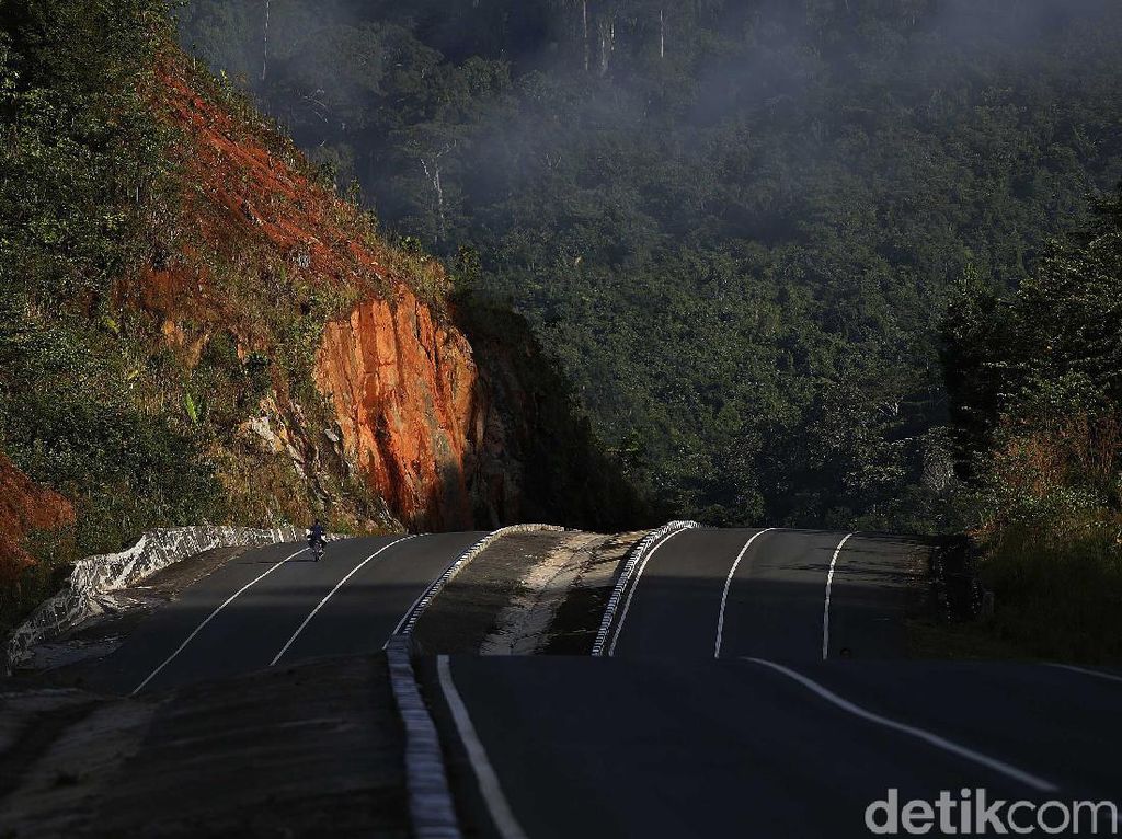 Mulusnya Jalan Aspal Menuju PLBN Area Aruk Mulusnya Jalan Aspal Menuju PLBN Area Aruk