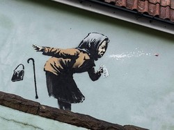 Banksy Berulah Lagi Bikin Mural Nenek Bersin di Jalanan Inggris