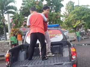 Viral Aksi Perempuan Turunkan Bendera Merah Putih di Halaman Masjid