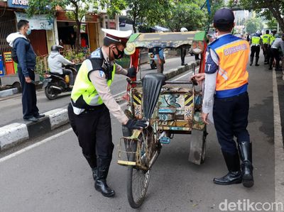 Becak Mangkal Sembarangan Ditertibkan