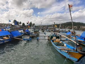 Cuaca Ekstrem, Nelayan di Teluk Palabuhanratu Sukabumi Pilih Ngojek