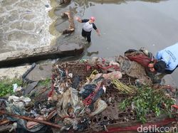Bandel, Warga Bandung Masih Buang Kasur-Bantal ke Sungai