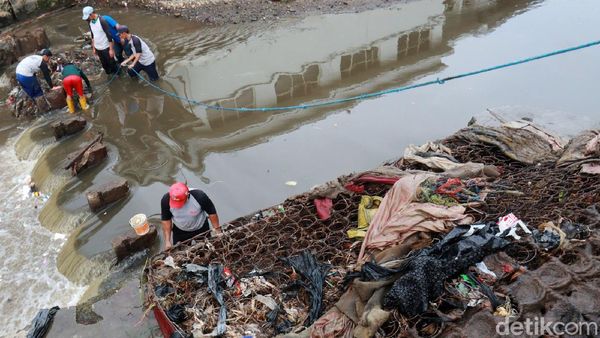 Tim Gober Angkut 3 Sampah Kasur di Sungai Cikapundung