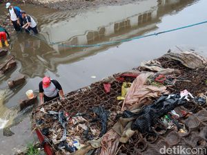 Tim Gober Angkut 3 Sampah Kasur di Sungai Cikapundung Tim Gober Angkut 3 Sampah Kasur di Sungai Cikapundung