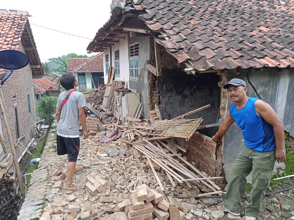 Gempa M 4,2 Guncang Brebes, 23 Rumah di Kuningan Rusak Gempa M 4,2 Guncang Brebes, 23 Rumah di Kuningan Rusak