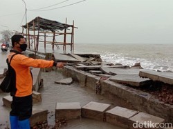 Tanggul Pantaisari Kota Pekalongan Jebol Dihantam Gelombang Tinggi