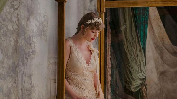 Taylor Swift Masuki Dunia Magis di Video willow
