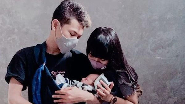 8 Potret Tegar Septian & Keluarga Kecilnya yang Sering Di-bully Netizen