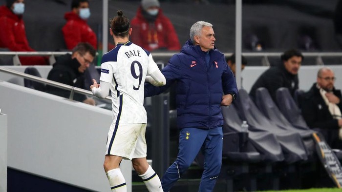 LONDON, ENGLAND - DECEMBER 10: Jose Mourinho, Manager of Tottenham Hotspur embraces Gareth Bale of Tottenham Hotspur after he is substituted during the UEFA Europa League Group J stage match between Tottenham Hotspur and Royal Antwerp at Tottenham Hotspur Stadium on December 10, 2020 in London, England. A limited number of fans (2000) are welcomed back to stadiums to watch elite football across England. This was following easing of restrictions on spectators in tiers one and two areas only. (Photo by Julian Finney/Getty Images)