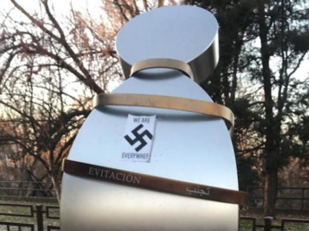 Tugu Peringatan Anne Frank Ditempeli Simbol Swastika Tugu Peringatan Anne Frank Ditempeli Simbol Swastika