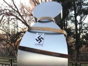 Tugu Peringatan Anne Frank Ditempeli Simbol Swastika Tugu Peringatan Anne Frank Ditempeli Simbol Swastika