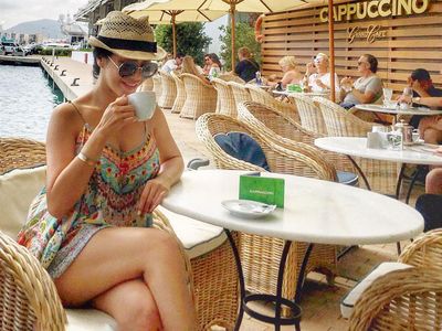 10 Potret Vicky Zainal dari London hingga Coachella sebelum Digugat Cerai